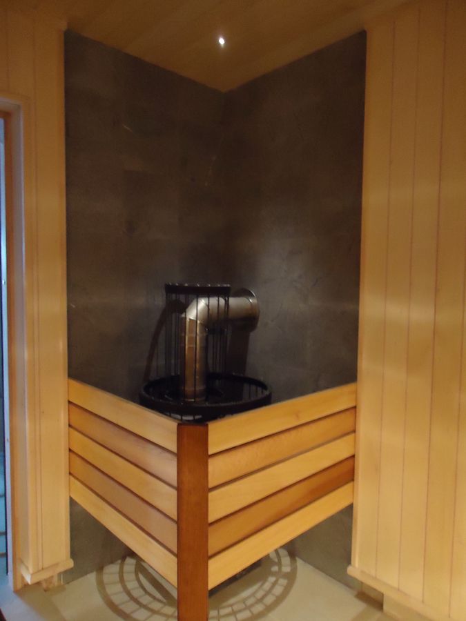 В сауне установлена печь на дровах Harvia 240 Duo с дополнительной сеткой для камней