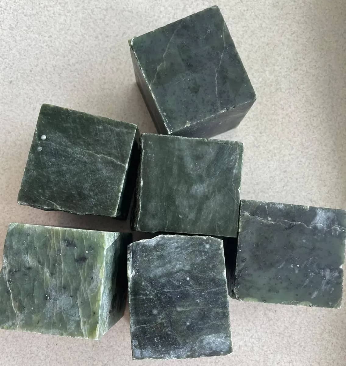 Камень Нефрит колотый (форма куба: 7x7x7 см) 10 кг с лечебным эффектом