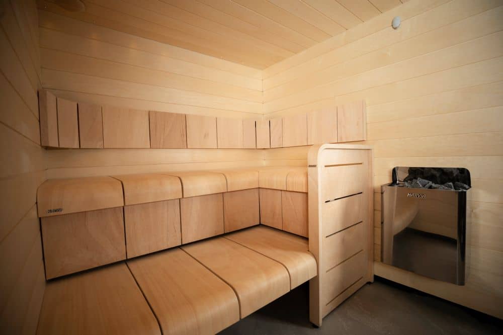 Электрическая каменка Harvia The Wall SW45E 4,5 kW стальная в интерьере парной